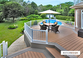 Patio avec piscine creusée par Patio Design inc.